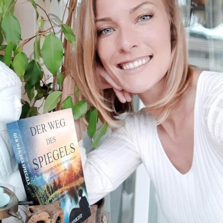 Autorin Sarah Maynight mit Werk der Weg des Spiegels, in späteren Werken unter Pseudonym Noa Arden zu finden